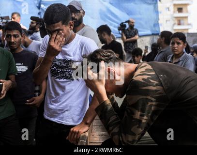 Gaza, Palestine. 20 septembre 2023. Les proches du jeune palestinien Yousef Radwan, 25 ans, pleurent lors de ses funérailles à Khan Yunis, au sud de la bande de Gaza. Yousef Radwan, jeune palestinien, a été tué par les forces israéliennes lors d'une manifestation contre la barrière frontalière entre Israël et Gaza. Crédit : SOPA Images Limited/Alamy Live News Banque D'Images