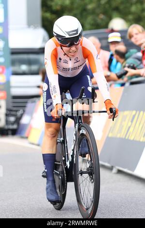Emmen, pays-Bas. 20 septembre 2023. La néerlandaise Shirin van Anrooij franchit la ligne d'arrivée du contre-la-montre individuel féminin élite aux Championnats d'Europe sur route de l'UEC, une piste de 29 5 km à Emmen, aux pays-Bas, mercredi 20 septembre 2023. Les championnats d'Europe de cyclisme se déroulent du 20 au 24 septembre. BELGA PHOTO DAVID PINTENS crédit : Belga News Agency/Alamy Live News Banque D'Images
