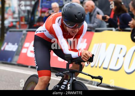 Emmen, pays-Bas. 20 septembre 2023. Christina Schweinberger franchit la ligne d'arrivée du contre-la-montre individuel féminin élite aux Championnats d'Europe sur route de l'UEC, une piste de 29 5 km à Emmen, aux pays-Bas, mercredi 20 septembre 2023. Les championnats d'Europe de cyclisme se déroulent du 20 au 24 septembre. BELGA PHOTO DAVID PINTENS crédit : Belga News Agency/Alamy Live News Banque D'Images