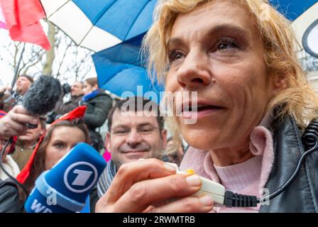 Paris, France, Portrait, leader du mariage anti-gay, 'Frigide Barjot', au public Demonstration, avec Megaphone, Making Speech to Crowd Outside Street, Virginie Tellenne, née Virginie Merle en 1962 à Boulogne-Billancourt et mieux connue sous le pseudonyme de Frigide Barjot, est une personnalité médiatique française, connue à la fois comme comédienne et militante contre les droits LGBT. » (Wikipedia) Banque D'Images