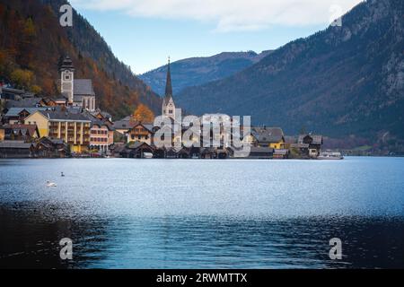 Horizon de Hallstatt avec lac et tours d'église - Hallstatt, Autriche Banque D'Images