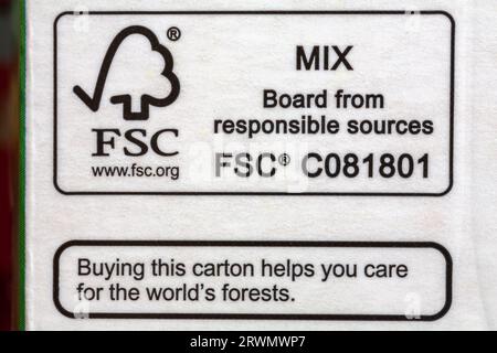 Logo FSC symbole du Forest Stewardship Council sur carton de lait britannique demi-écrémé de notre laiterie Devonshire de Sainsbury's. Banque D'Images