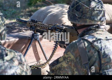 Torgelow, Allemagne. 20 septembre 2023. Soldats pratiquant dans la zone d'entraînement militaire de Jägerbrück. La zone d'entraînement militaire de Jägerbrück en Poméranie occidentale est considérée comme la plus grande zone d'entraînement au nord de Berlin. Afin de se préparer aux problèmes actuels, la Bundeswehr a modernisé un champ de tir lui-même - c'est là que le combat de position est entraîné. Crédit : Stefan Sauer/dpa/Alamy Live News Banque D'Images