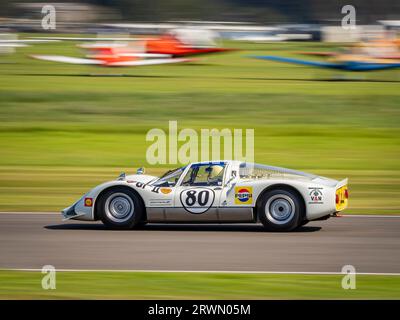 Une Porsche 906 au Royal automobile Club TT Celebration Classic car course 2023 au Goodwood Revival, West Sussex UK Banque D'Images