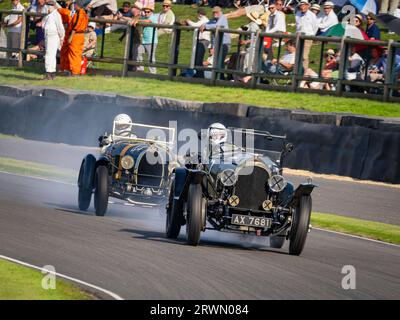 Une Bentley Speed Belling Smoke et une Bugatti Type 44 en course dans la Rudge-Whitworth Cup au Goodwood Revival, West Sussex UK Banque D'Images