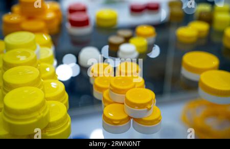 Bouchons à vis en plastique. Concept d'emballage des bouchons. Conception d'emballage de bouchons et de bouchons de bouteilles. Produits de bouchon. Bouchon de bouteille. Bouchons de bouteilles et fermetures pour produit Banque D'Images