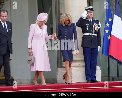 La reine Camilla (à gauche) et Brigitte Macron quittent l’Elysée à Paris, lors de la visite d’État du roi Charles III en France. Date de la photo : mercredi 20 septembre 2023. Banque D'Images