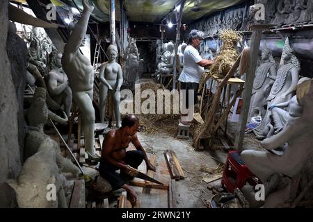 Chittagong, Sadarghat, Bangladesh. 20 septembre 2023. Une usine à Sadarghat, Chittagong, Bangladesh, est occupée à fabriquer des idoles pour la célébration prochaine de Durga Puja. Durga Puja est le plus grand festival de la communauté hindoue. (Image de crédit : © Mohammed Shajahan/ZUMA Press Wire) USAGE ÉDITORIAL SEULEMENT! Non destiné à UN USAGE commercial ! Banque D'Images