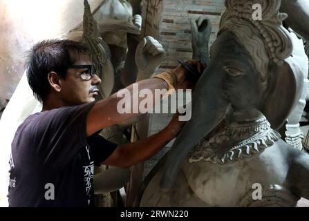 Chittagong, Sadarghat, Bangladesh. 20 septembre 2023. Une usine à Sadarghat, Chittagong, Bangladesh, est occupée à fabriquer des idoles pour la célébration prochaine de Durga Puja. Durga Puja est le plus grand festival de la communauté hindoue. (Image de crédit : © Mohammed Shajahan/ZUMA Press Wire) USAGE ÉDITORIAL SEULEMENT! Non destiné à UN USAGE commercial ! Banque D'Images