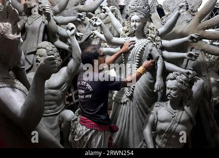 Chittagong, Sadarghat, Bangladesh. 20 septembre 2023. Une usine à Sadarghat, Chittagong, Bangladesh, est occupée à fabriquer des idoles pour la célébration prochaine de Durga Puja. Durga Puja est le plus grand festival de la communauté hindoue. (Image de crédit : © Mohammed Shajahan/ZUMA Press Wire) USAGE ÉDITORIAL SEULEMENT! Non destiné à UN USAGE commercial ! Banque D'Images