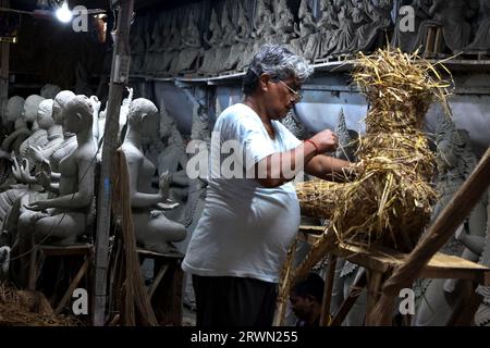 Chittagong, Sadarghat, Bangladesh. 20 septembre 2023. Une usine à Sadarghat, Chittagong, Bangladesh, est occupée à fabriquer des idoles pour la célébration prochaine de Durga Puja. Durga Puja est le plus grand festival de la communauté hindoue. (Image de crédit : © Mohammed Shajahan/ZUMA Press Wire) USAGE ÉDITORIAL SEULEMENT! Non destiné à UN USAGE commercial ! Banque D'Images