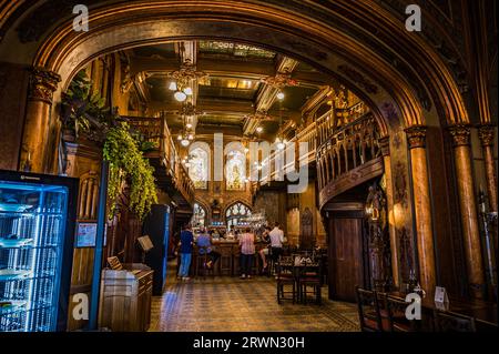 BUCAREST, ROUMANIE - SEPTEMBRE 2022 : Caru' cu bere, intérieur de l'un des plus anciens restaurants -1879 Banque D'Images