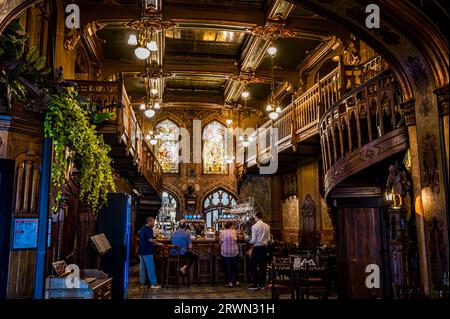 BUCAREST, ROUMANIE - SEPTEMBRE 2022 : Caru' cu bere, intérieur de l'un des plus anciens restaurants -1879 Banque D'Images