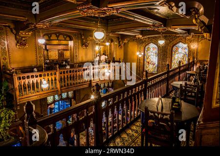 BUCAREST, ROUMANIE - SEPTEMBRE 2022 : Caru' cu bere, intérieur de l'un des plus anciens restaurants -1879 Banque D'Images