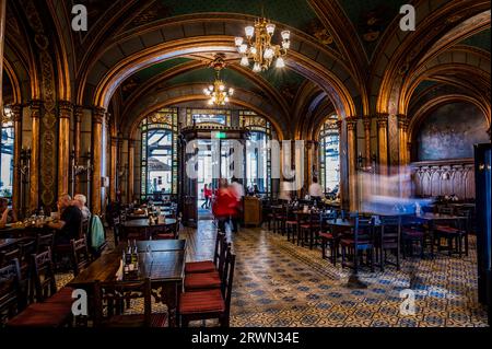 BUCAREST, ROUMANIE - SEPTEMBRE 2022 : Caru' cu bere, intérieur de l'un des plus anciens restaurants -1879 Banque D'Images