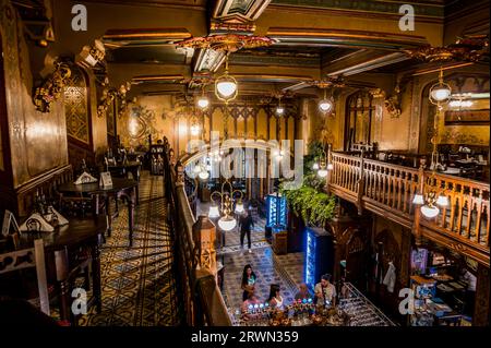 BUCAREST, ROUMANIE - SEPTEMBRE 2022 : Caru' cu bere, intérieur de l'un des plus anciens restaurants -1879 Banque D'Images