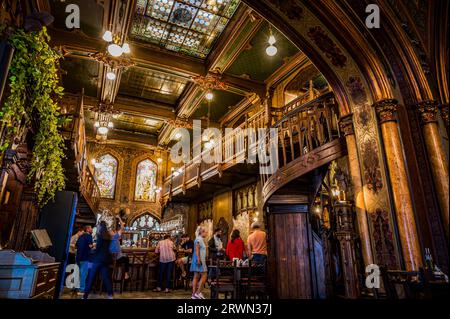 BUCAREST, ROUMANIE - SEPTEMBRE 2022 : Caru' cu bere, intérieur de l'un des plus anciens restaurants -1879 Banque D'Images