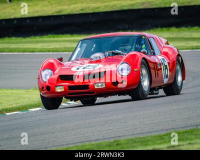 Une Ferrari 250 GT SWB rouge « Breadvan » sur le circuit de course automobile de Goodwood, West Sussex UK 2023 Banque D'Images