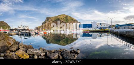 Le petit port de bateau à Vestmannaeyjar Banque D'Images