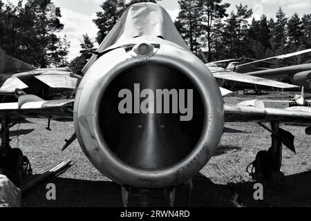 Un ancien combattant de l'ère soviétique MIG 15. Vue de face. Image en noir et blanc Banque D'Images