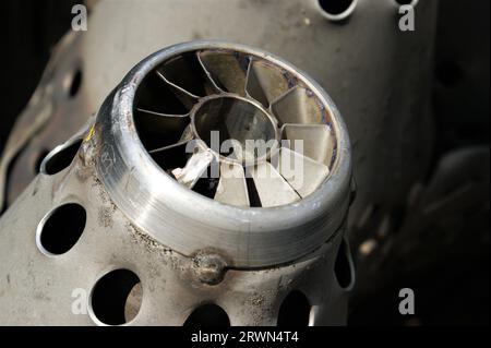 Un fragment d'un vieux détail de turbine. Aubes de turbine en acier. Banque D'Images