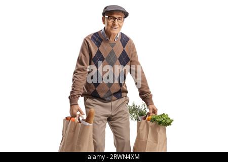 Homme âgé fatigué portant des sacs d'épicerie isolé sur fond blanc Banque D'Images