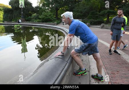 Central Park, New York. 20 septembre 2023. Le président tchèque Petr Pavel, à gauche, a rendu son séjour à New York plus agréable avec une course matinale à Central Park, New York, USA, le 20 septembre 2023. Petr Pavel dirige la délégation tchèque à l'Assemblée générale des Nations Unies à New York. Crédit : Lenka Penkalova/CTK photo/Alamy Live News Banque D'Images