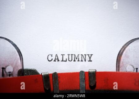 Mot calomnieux écrit avec une machine à écrire. Banque D'Images