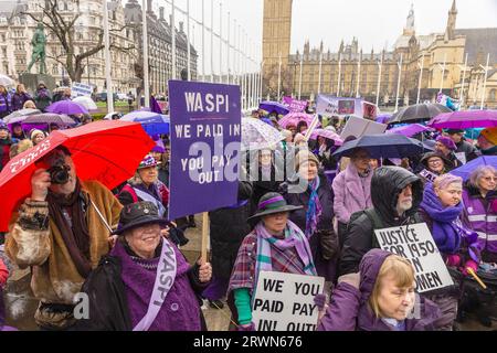 Westminster, Londres, mars 8 2023. Les femmes Waspi se tenaient debout par temps froid et pluvieux manifestant contre l'injustice des pensions pour les femmes nées dans les années 1950 Banque D'Images