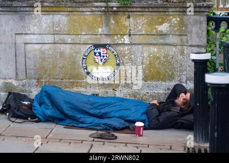 Windsor, Berkshire, Royaume-Uni. 20 septembre 2023. Un sans-abri dort sur Windsor Bridge dans le Berkshire. Crédit : Maureen McLean/Alamy Banque D'Images