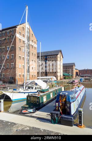 Gloucester docks entrepôts victoriens convertis en appartements et bateaux étroits dans Victoria Basin Gloucester Gloucestershire Angleterre UK GB Europe Banque D'Images