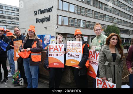 Grève des consultants et des médecins. Le 20 septembre 2023, des consultants du NHS et des médecins juniors piquent l’hôpital St Thomas, Westminster, Londres Banque D'Images