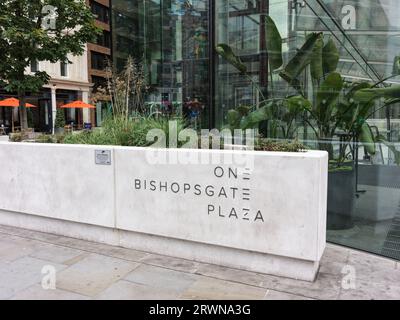 One Bishopsgate Plaza au 150 Bishopsgate, comprend un hôtel de luxe, des appartements et des boutiques dans le quartier financier de la City of London, en Angleterre. Banque D'Images