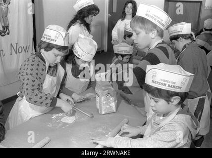 Des enfants juifs des Congrégations hébraïques de Birmingham et Solihull ont participé à une boulangerie matzo pré-PÂQUE en mars 1991 au Centre Lubavitch à Willows Road Birmingham. Enseignant aux enfants les règles de cuisson du pain sans levain sont Rabbi Herchel Rader, ministre de la synagogue de Solihull et le professeur Sam Aburdaram, directeur de l'école de cheder de Solihull Banque D'Images