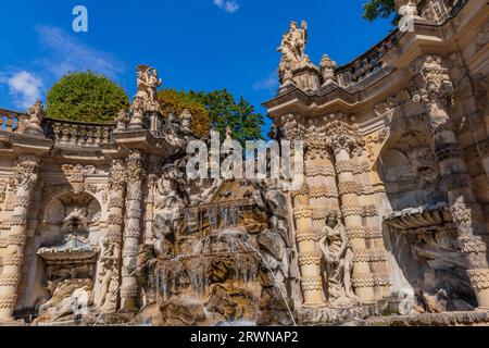 Dresde, Allemagne - 10 août 2023 : la fontaine dans le palais Zwinger à Dresde, Saxe. Banque D'Images