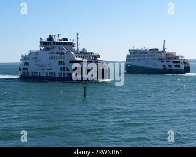 Wightlink ferries St Clare et Victoria of Wight passant dans le port de Portsmouth Banque D'Images