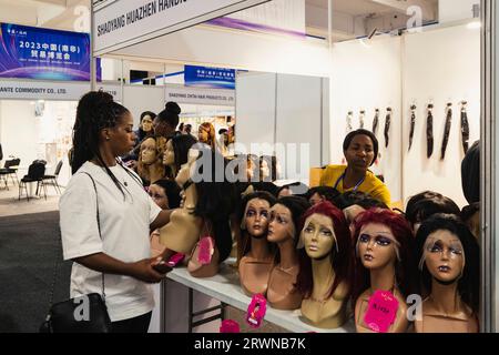 Johannesburg, Afrique du Sud. 20 septembre 2023. Les gens visitent le 7e salon de la Chine (Afrique du Sud) à Johannesburg, Afrique du Sud, le 20 septembre 2023. La 7e Foire commerciale Chine (Afrique du Sud) se tient ici du 20 au 22 septembre. Crédit : Zhang Yudong/Xinhua/Alamy Live News Banque D'Images