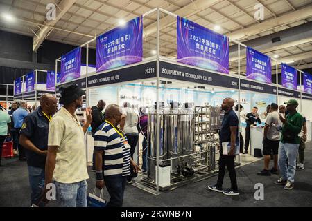 Johannesburg, Afrique du Sud. 20 septembre 2023. Les gens visitent le 7e salon de la Chine (Afrique du Sud) à Johannesburg, Afrique du Sud, le 20 septembre 2023. La 7e Foire commerciale Chine (Afrique du Sud) se tient ici du 20 au 22 septembre. Crédit : Zhang Yudong/Xinhua/Alamy Live News Banque D'Images