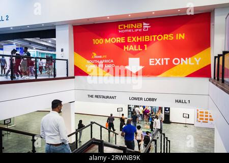 Johannesburg, Afrique du Sud. 20 septembre 2023. Les gens visitent le 7e salon de la Chine (Afrique du Sud) à Johannesburg, Afrique du Sud, le 20 septembre 2023. La 7e Foire commerciale Chine (Afrique du Sud) se tient ici du 20 au 22 septembre. Crédit : Zhang Yudong/Xinhua/Alamy Live News Banque D'Images