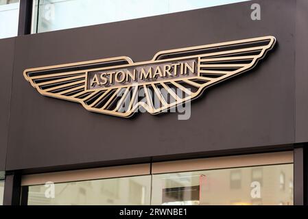 New York, NY - 17 septembre 2023 : Aston Martin Lagonda Global Holdings PLC signe le showroom de la concession à Park Avenue à Midtown Manhattan Banque D'Images