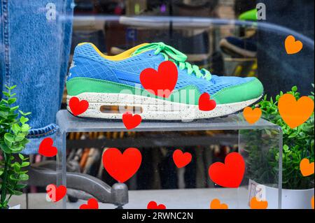 Chaussures Nike exposées dans une vitrine caritative, Royaume-Uni, Europe Banque D'Images