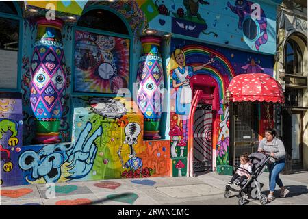 Peintures murales sur le thème d'Alice on Wonderland décorant la boutique « Jammin on Haight » dans le quartier Haight Ashbury de San Francisco, Californie, États-Unis Banque D'Images
