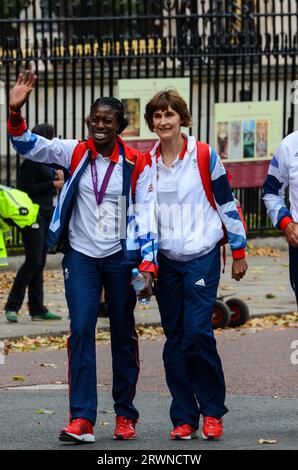 Christine Ohuruogu avec les Olympiens de l'équipe GB quittant Buckingham Palace après le défilé de la victoire. Jeux olympiques de Londres 2012. Athlète médaillé d'argent Banque D'Images