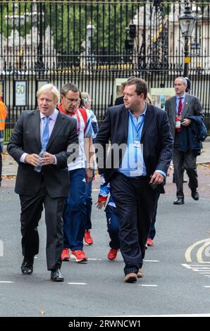 Boris Johnson avec les Olympiens de l'équipe GB quittant Buckingham Palace après le défilé de la victoire. Jeux olympiques de Londres 2012. Banque D'Images