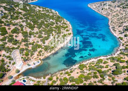 Vue aérienne d'un fjord pittoresque sur l'île de Lipsi, Dodécanèse, Grèce. Banque D'Images