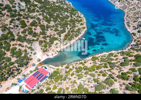 Vue aérienne d'un fjord pittoresque sur l'île de Lipsi, Dodécanèse, Grèce. Banque D'Images