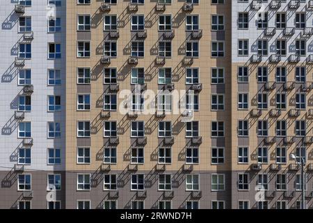 Motif géométrique des balcons, ombres des balcons et des fenêtres d'un bâtiment à plusieurs étages. Banque D'Images