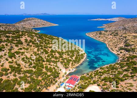 Vue aérienne d'un fjord pittoresque sur l'île de Lipsi, Dodécanèse, Grèce. Banque D'Images