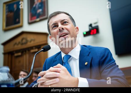 Washington, États-Unis. 20 septembre 2023. Le secrétaire aux Transports Pete Buttigieg témoigne lors d'une audience de surveillance du Comité des Transports et de l'Infrastructure de la Chambre, au Capitole des États-Unis, à Washington, DC, le mercredi 20 septembre, 2023. (Graeme Sloan/Sipa USA) crédit : SIPA USA/Alamy Live News Banque D'Images