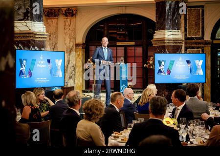 AMSTERDAM - Prof. Dr. Klaas Knot, président de DeNederlandsche Bank et également président de la Fondation Roi Willem I, s'exprime en présence de la Reine Maxima lors du dîner des lauréats des Prix Roi Willem I. Le dîner des gagnants marque le début des inscriptions pour les prix biennaux des entreprises. ANP ROBIN VAN LONKHUIJSEN pays-bas Out - belgique Out Credit : ANP/Alamy Live News Banque D'Images